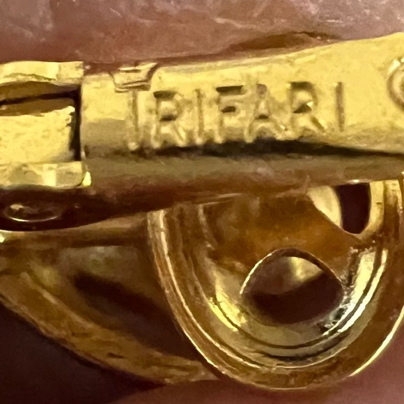 Vintage Crown Trifari gold tone Clip On Dangle Earrings - Picture 2 of 6